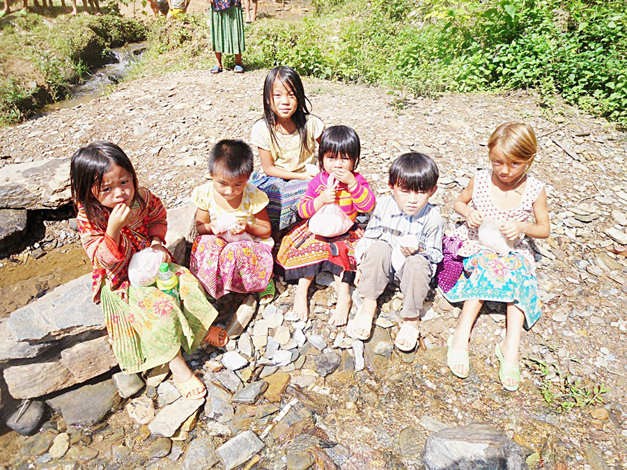 Bữa cơm trưa không hề có thức ăn của lũ học trò nghèo bản Ón