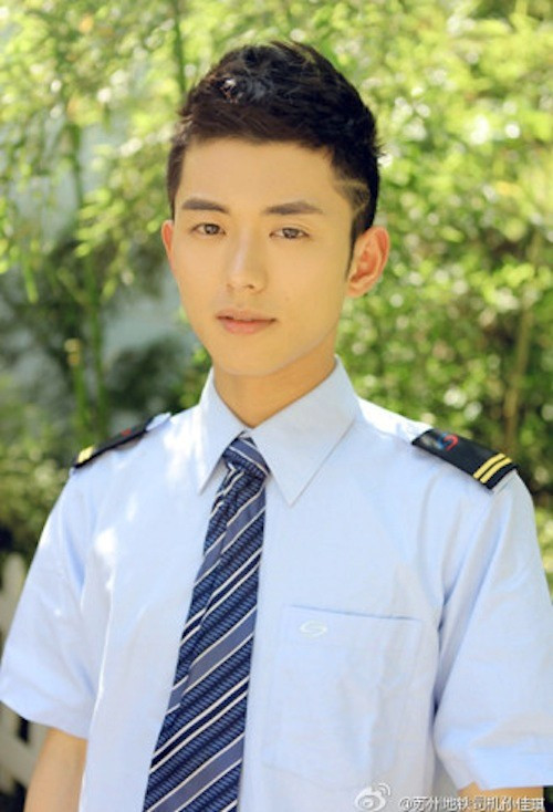 Anh chàng tên thật là Tôn Giai Kỳ - Nhân viên công ty tàu điện ngầm Tô Châu tuyến số 1. Rất nhiều thiếu nữ trẻ xinh đẹp không khỏi siêu lòng trước vẻ đẹp trai nam tính của anh chàng khi lên tàu điện.