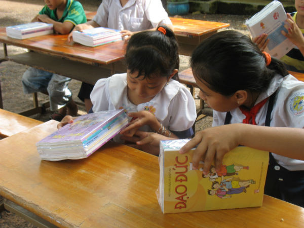 Niềm vui của học sinh ở huyện Dương Minh Châu, Tây Ninh trong ngày nhận sách chuẩn bị năm học mới. Ảnh: gdtd.vn