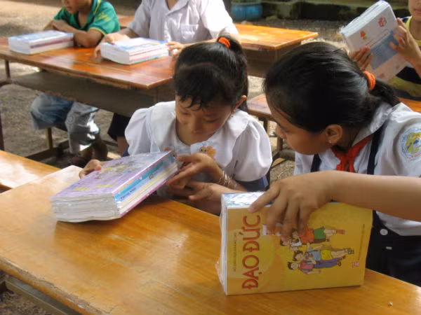Niềm vui của học sinh ở huyện Dương Minh Châu, Tây Ninh trong ngày nhận sách chuẩn bị năm học mới. Ảnh: gdtd.vn