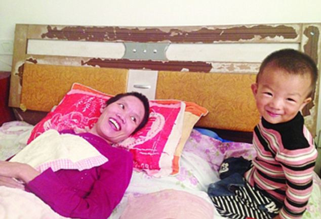 Adorable: Gao Qianbo spends every day by his mother