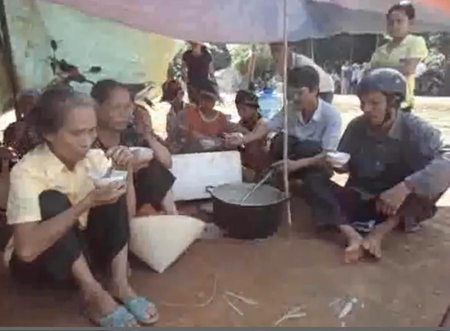 Người dân dựng lán, nấu cháo ăn ở tại nơi bắt xe để bảo vệ “tang chứng”. . Người dân dựng lán, nấu cháo ăn ở tại nơi bắt xe để bảo vệ “tang chứng”.