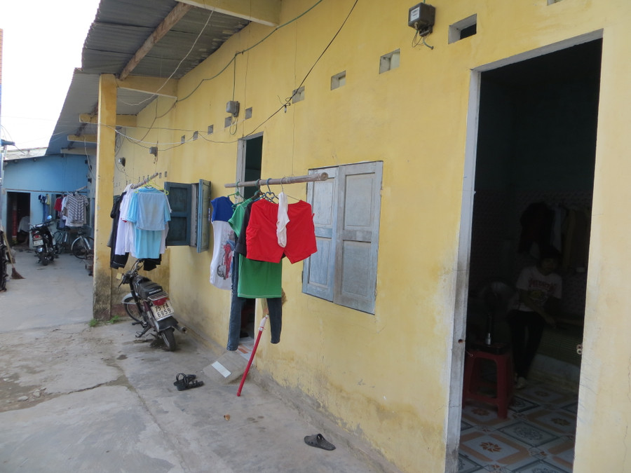 Nhiều khu nhà trọ sinh viên hiện nay vừa xuống cấp, vừa không đảm bảo an ninh trật tự, nhưng giá thuê lại rất cao