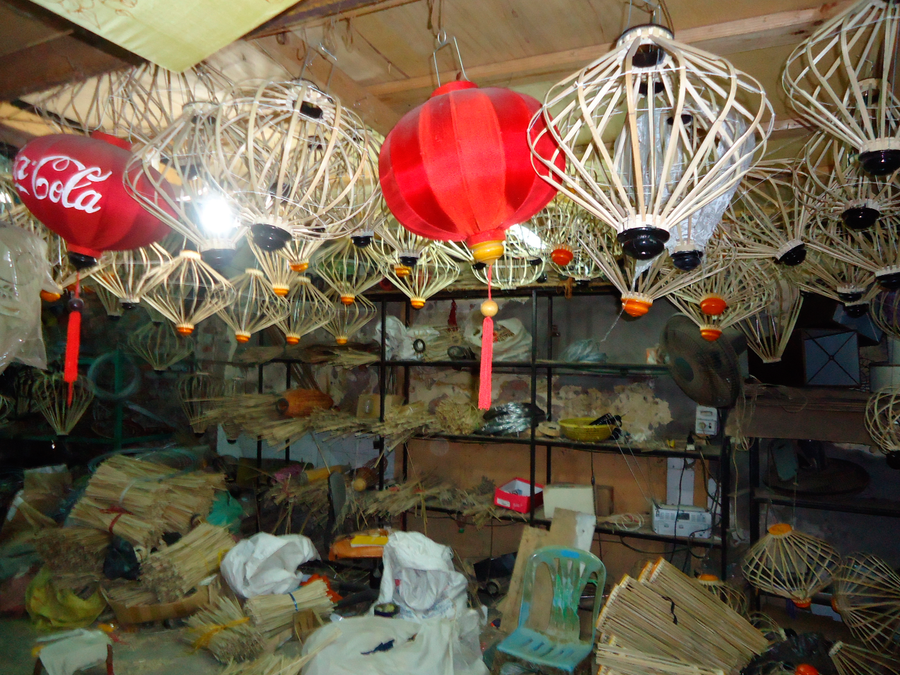 Đèn lồng Hồng Hà có mặt ở nhiều cửa hàng tại phố cổ Hội An