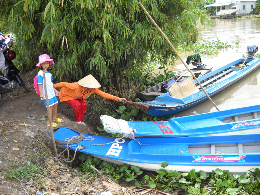Mẹ con cùng đi học về