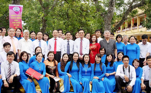 Các đại biểu chụp ảnh lưu niệm với tập thể GV Trường THPT Quảng Xương I