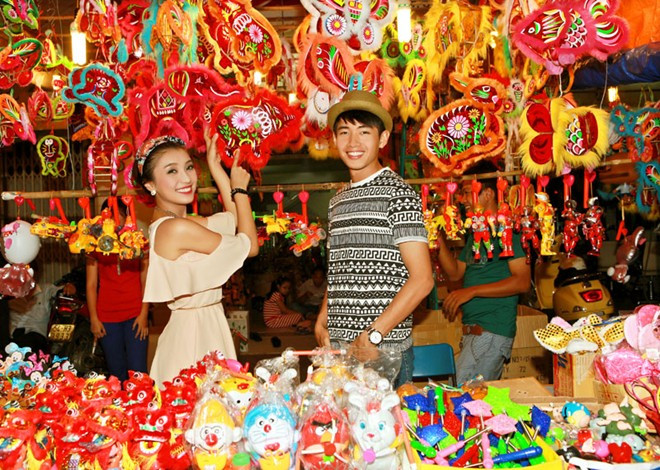 Phố lồng đèn đang ở mùa cao điểm nên dòng người luôn tấp nập và nhiều người dễ dàng nhận ra sự có mặt của Tiêu Châu Như Quỳnh và Quang Đăng. Cả hai thu hút sự hiếu kỳ người đi đường.