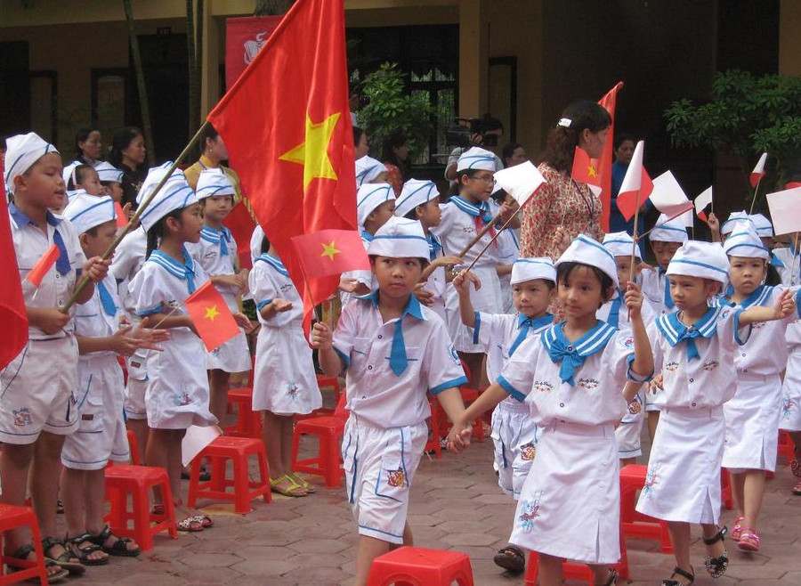 Đón em vào lớp 1 ở Trường Tiểu học Cửa Nam (Vinh) d