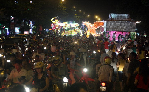 Các xe mô hình con “giống” ngập lút trong biển người đi xem trong đêm “Lễ hội thành Tuyên”