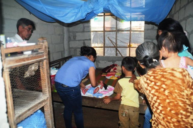 Những người hàng xóm láng giềng đang chăm sóc cháu bé sơ sinh