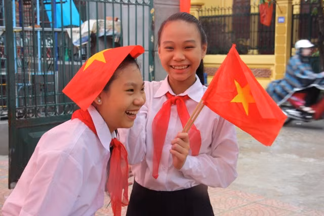 Đội mưa khai giảng vẫn vui