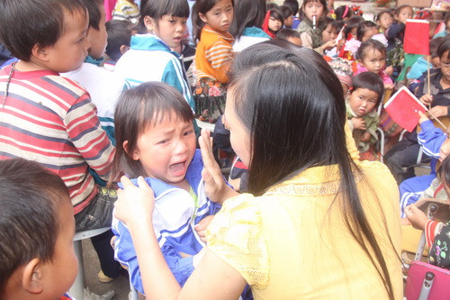 Cô giáo dỗ dành học sinh “ngày đầu tiên đi học”