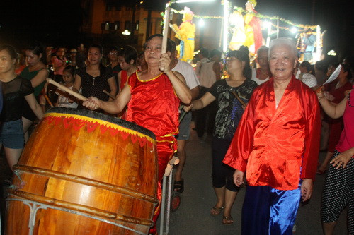 Các cụ già trong tổ 7, phường Tân Quang rất nhiệt tình với hoạt động đầy ý nghĩa này cho thiêu nhi