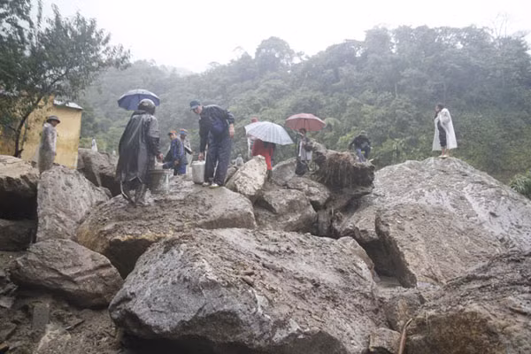 Những tảng đá hàng chục tấn nằm ngổn ngang.. Ảnh: baolaocai.vn