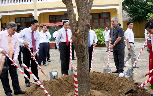 Trưởng Ban Tổ chức Trung ương Tô Huy Rứa và Bộ trưởng Phạm Vũ Luận trồng cây lưu niệm tại trường