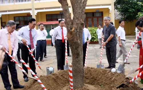 Trưởng Ban Tổ chức Trung ương Tô Huy Rứa và Bộ trưởng Phạm Vũ Luận trồng cây lưu niệm tại trường