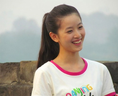 Tháng 5/2013, thông tin "cô bé trà sữa" Chương Chiết Thiên sẽ trở thành một tình nguyện viên trong Thế vận hội thanh niên mùa hè diễn ra tại Trung Quốc vào tháng 8/2014 đã khiến cư dân mạng thích thú. Ngay sau đó, hình ảnh Chương Chiết Thiên mặc áo của tình nguyện viên đã được truyền tay nhau một cách chóng mặt.