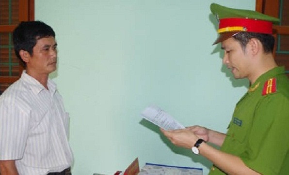 Cơ quan công an đọc lệnh bắt Nguyễn Văn Trọng về tội “cố ý làm trái các quy định của Nhà nước gây hậu quả nghiêm trọng”. Cơ quan công an đọc lệnh bắt Nguyễn Văn Trọng về tội “cố ý làm trái các quy định của Nhà nước gây hậu quả nghiêm trọng”.