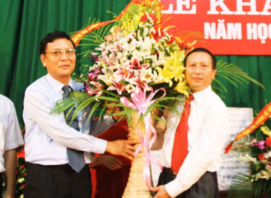 Bộ trưởng Phạm Vũ Luận tặng hoa chúc mừng 