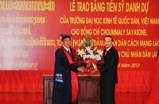 Trao bằng Tiến sỹ danh dự cho Tổng bí thư Đảng Nhân dân Cách mạng Lào