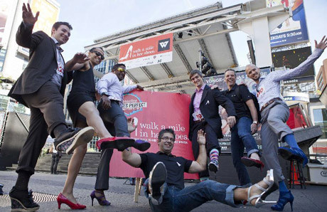 Cả ngày họ phải đảm đương tốt mọi nhiệm vụ được giao và với tư cách một đại diện của phái đẹp, họ vẫn luôn phải giữ gìn hình ảnh duyên dáng dù thật sự cảm giác đi giày cao gót cả ngày chẳng lấy gì làm dễ chịu hay tiện lợi. Thực tế, trải nghiệm với giày cao gót mới chỉ là một trong vô số những điều khó khăn nhỏ nhỏ mà phụ nữ vẫn phải trải qua mỗi ngày.