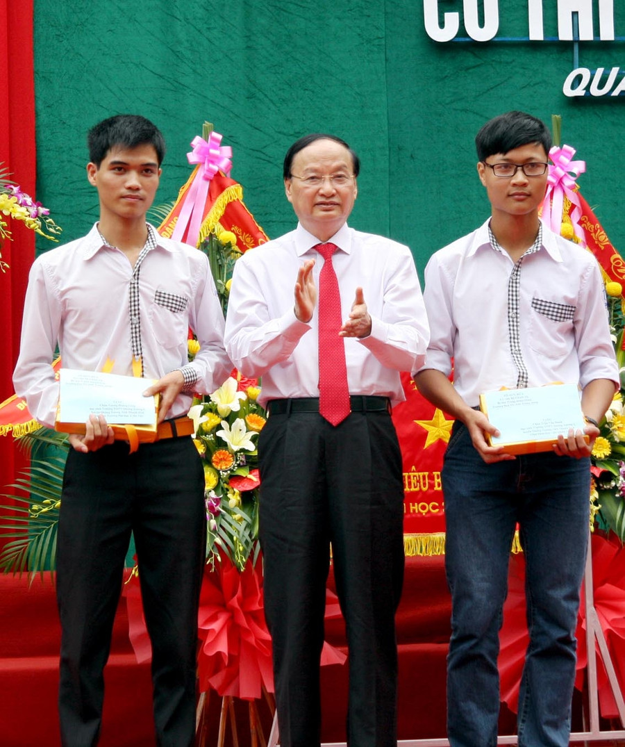 Trưởng Ban tổ chức Trung ương Tô Huy Rứa tặng quà chúc mừng 2 thủ khoa Vương Văn Long (thủ khoa ĐH Y Hà Nội) và Trần Văn Danh (thủ khoa Học viên Quân y)