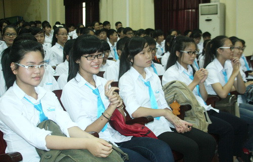 Các học sinh nhà trường dự lễ khai giảng