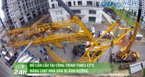 Clip: Cần cẩu đổ sập, hàng loạt nhà dân kinh động