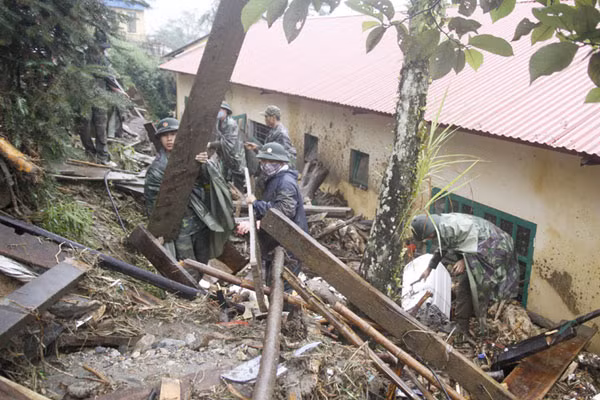 Lực lượng vũ trang giúp nhân dân khắc phục hậu quả. Ảnh: baolaocai.vn