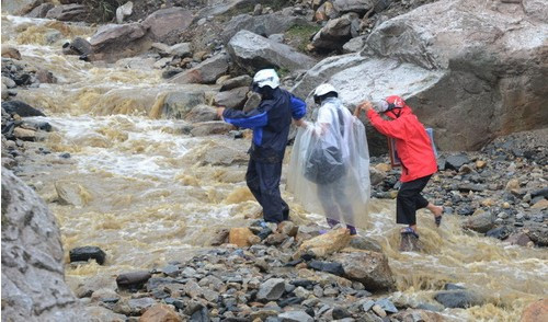 Các thầy cô giáo di chuyển tài sản còn lại ra khỏi trường sau cơn lũ quét. Ảnh chụp ngày 5/9