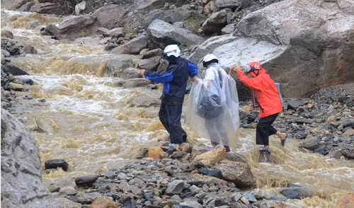 Các thầy cô giáo di chuyển tài sản còn lại ra khỏi trường sau cơn lũ quét. Ảnh chụp ngày 5/9