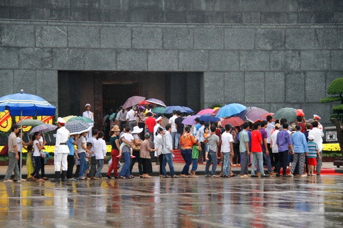 Hàng vạn người đã vào lăng viếng Bác trong ngày quốc khánh