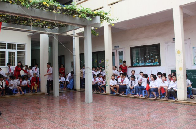 Mưa, ngồi hành lang khai giảng cũng vui.