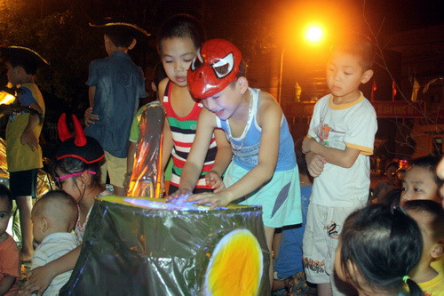 Các em thiếu nhi trên các xe do phụ huynh kéo đang rất thích thú 