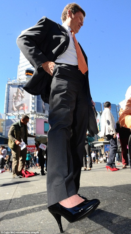 Một nhân viên văn phòng vẫn ăn vận com-plê đen đi làm như bình thường. Tuy nhiên, thay vì đôi giày da, anh đã chọn một đôi giày cao gót màu đen.