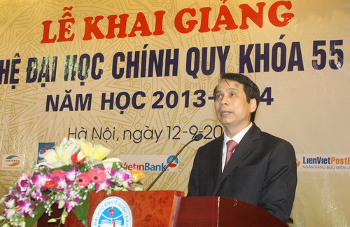 Thứ trưởng Bộ GD&ĐT Phạm Mạnh Hùng, Bí thư Đảng ủy, Hiệu trưởng trường ĐH Kinh tế Quốc dân phát biểu tại buổi lễ x