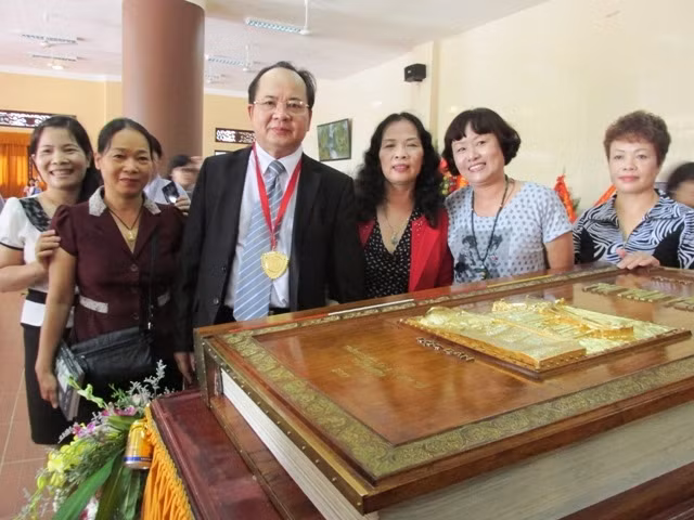 GS.TS Hoàng Quang Thuận bên quyển sách độc bản Thi vân Yên tử