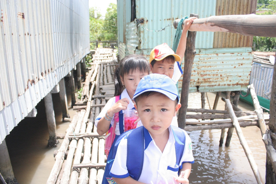 HS huyện Cái Nước (Cà Mau) vượt cầu khỉ đến trường ngày khai giảng. Ảnh: Q. Ngữ