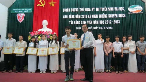 Tuyên dương 16 thủ khoa các trường, khoa trực thuộc Đại Học Huế