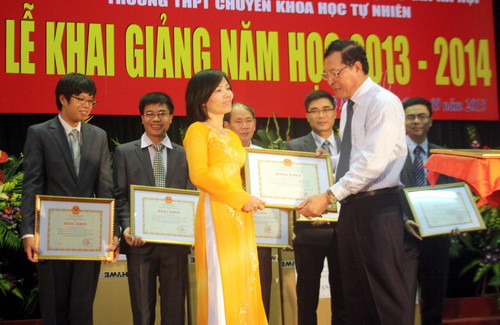 Bộ trưởng Phạm Vũ Luận tặng Bằng khen cho các giáo viên nhà trường