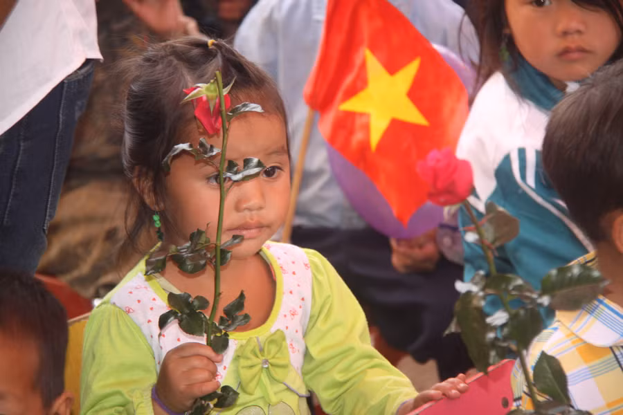 Bông hồng gẫy hái từ vườn nhà mang tặng cô’