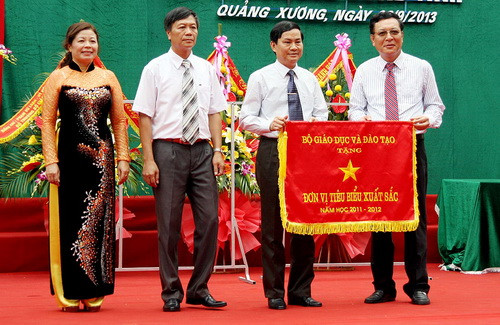 Bộ trưởng Phạm Vũ Luận tặng Cờ đơn vị tiêu biểu xuất sắc cho tập thể Trường THPT Quảng Xương I