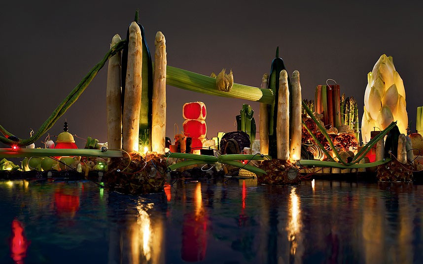 Titbits vegetarian restaurant in London created this replica of Tower Bridge to promote their buffet concept, where diners select their own food and pay per unit weight