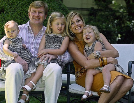 3 nàng công chúa của Hà Lan - Amalia (giữa), Alexia (phải) và Ariane (trái) - cùng cha mẹ là hoàng tử Willem và công nương Maxima chụp hình trong Đại sứ quán Hà Lan ở Buenos Aires (Argentina) năm 2007.