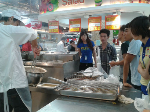 Nhiều người xếp hàng mua gà rán chỉ vì rẻ mà không hề hay biết đây là gà thải loại không còn giá trị dinh dưỡng. Nhiều người xếp hàng mua gà rán chỉ vì rẻ mà không hề hay biết đây là gà thải loại không còn giá trị dinh dưỡng.