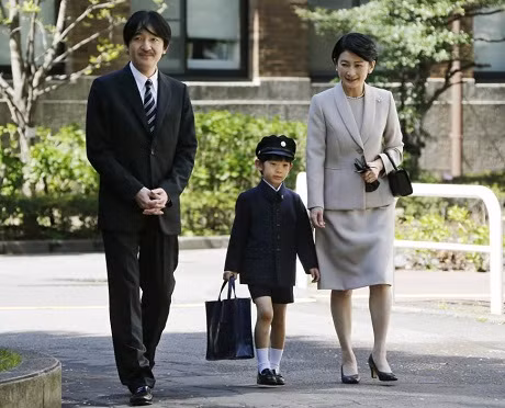 Hoàng tử Hisahito cùng cha mẹ - Hoàng tử Fumihito và Công nương Kiko - tới một trường tiểu học ở thành phố Tokyo.