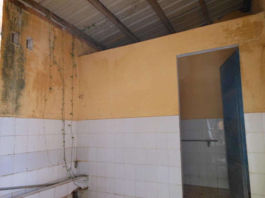 Khu nhà vệ sinh cũ đã xuống cấp tại Trường Tiểu học Ngô Mây