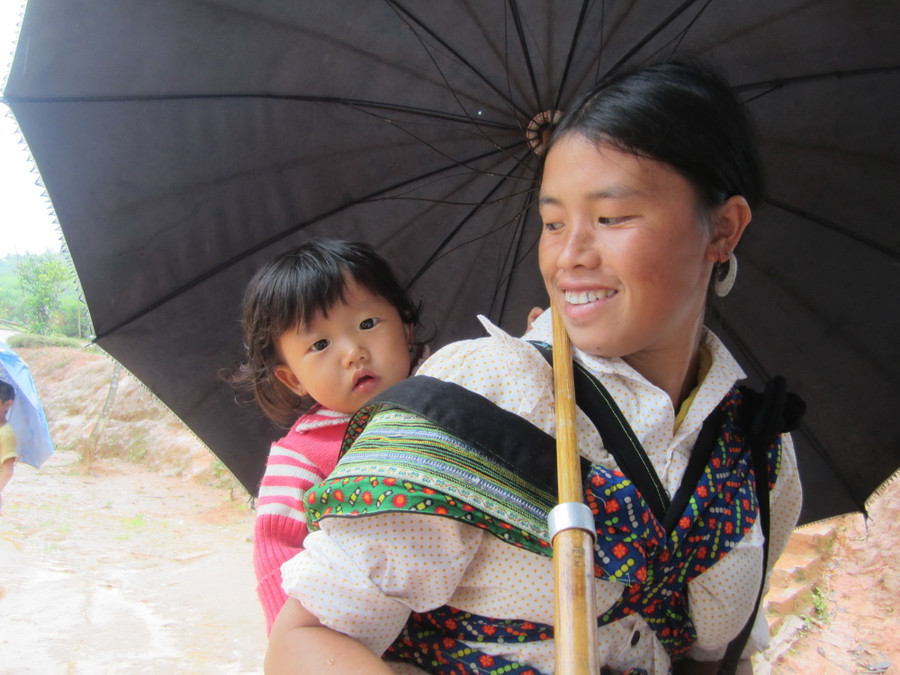 Mẹ và em nhỏ cũng cùng em tới ngày hội khai trường