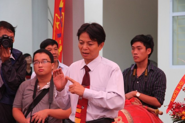 Thầy giáo phiên dịch thư của Chủ tịch Nước trong lễ khai giảng