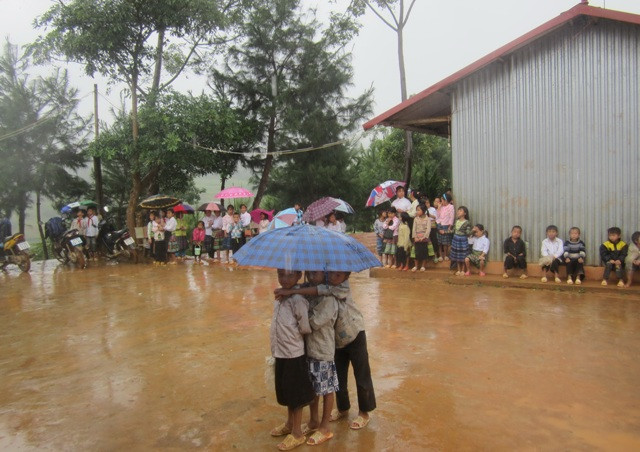 Mưa lớn, nhưng ngày khai trường nên các bạn vẫn đến trường thật đông